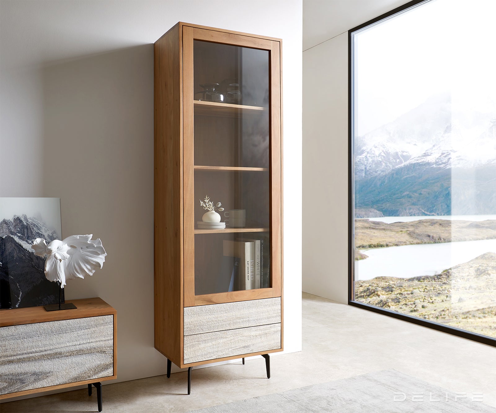 Vitrina Kleo, Materijal: Bagrem
