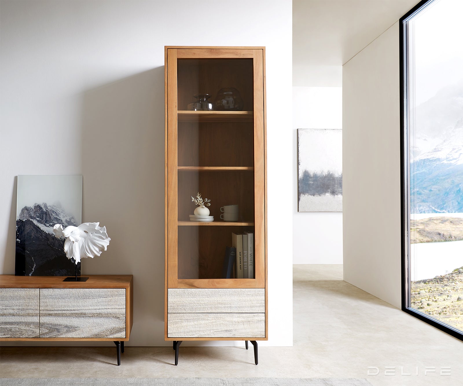 Vitrina Kleo, Materijal: Bagrem
