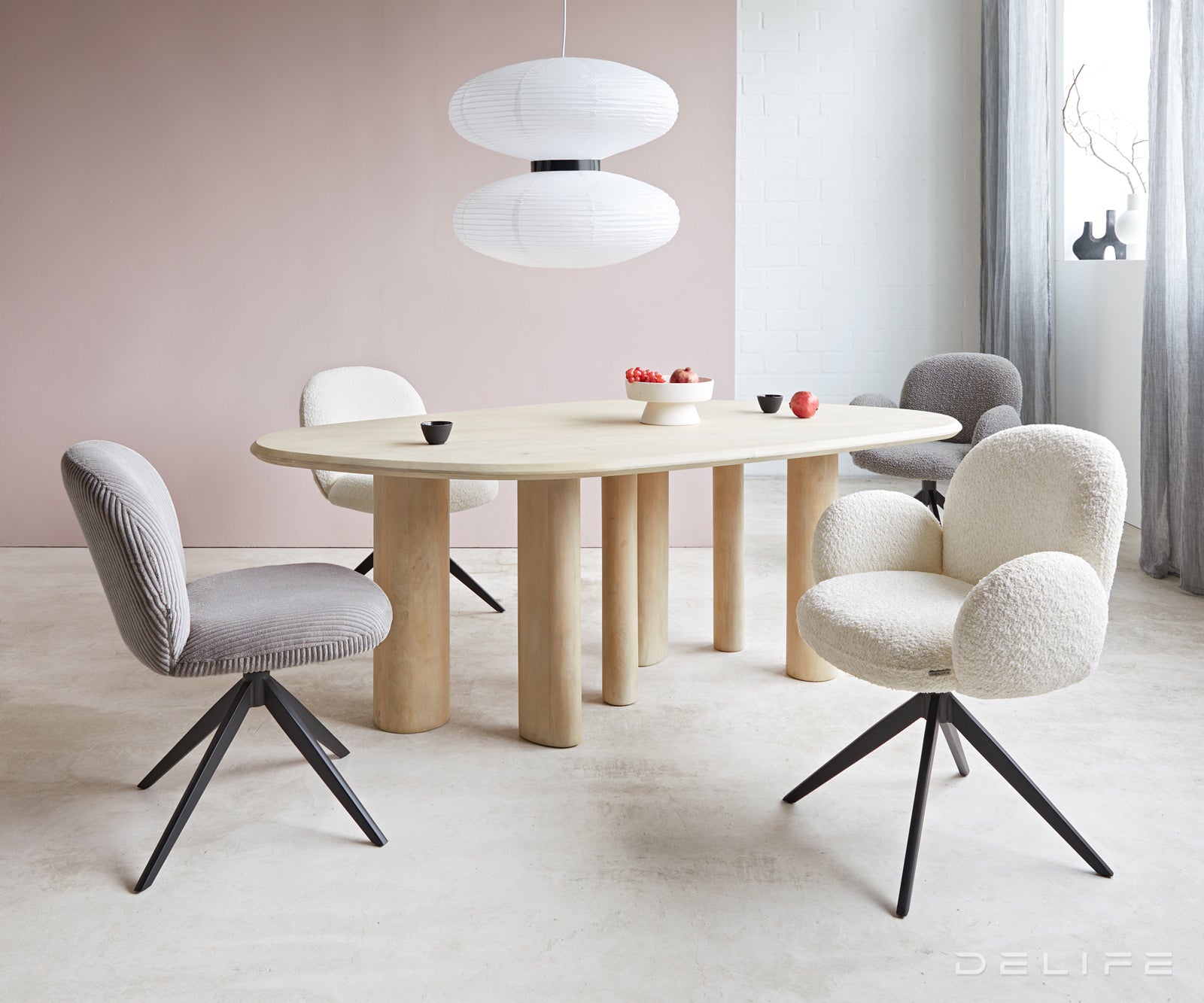 Blagovaonska stolica s rukonaslonom Nube, Materijal: Boucle