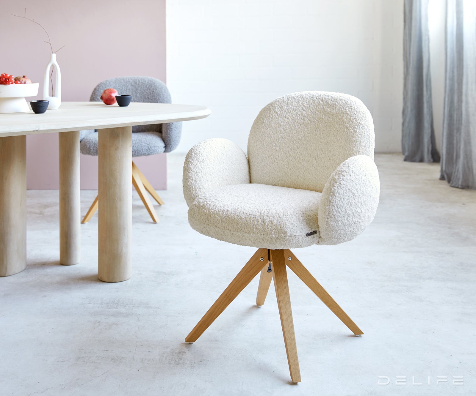 Blagovaonska stolica s rukonaslonom Nube, Materijal: Boucle