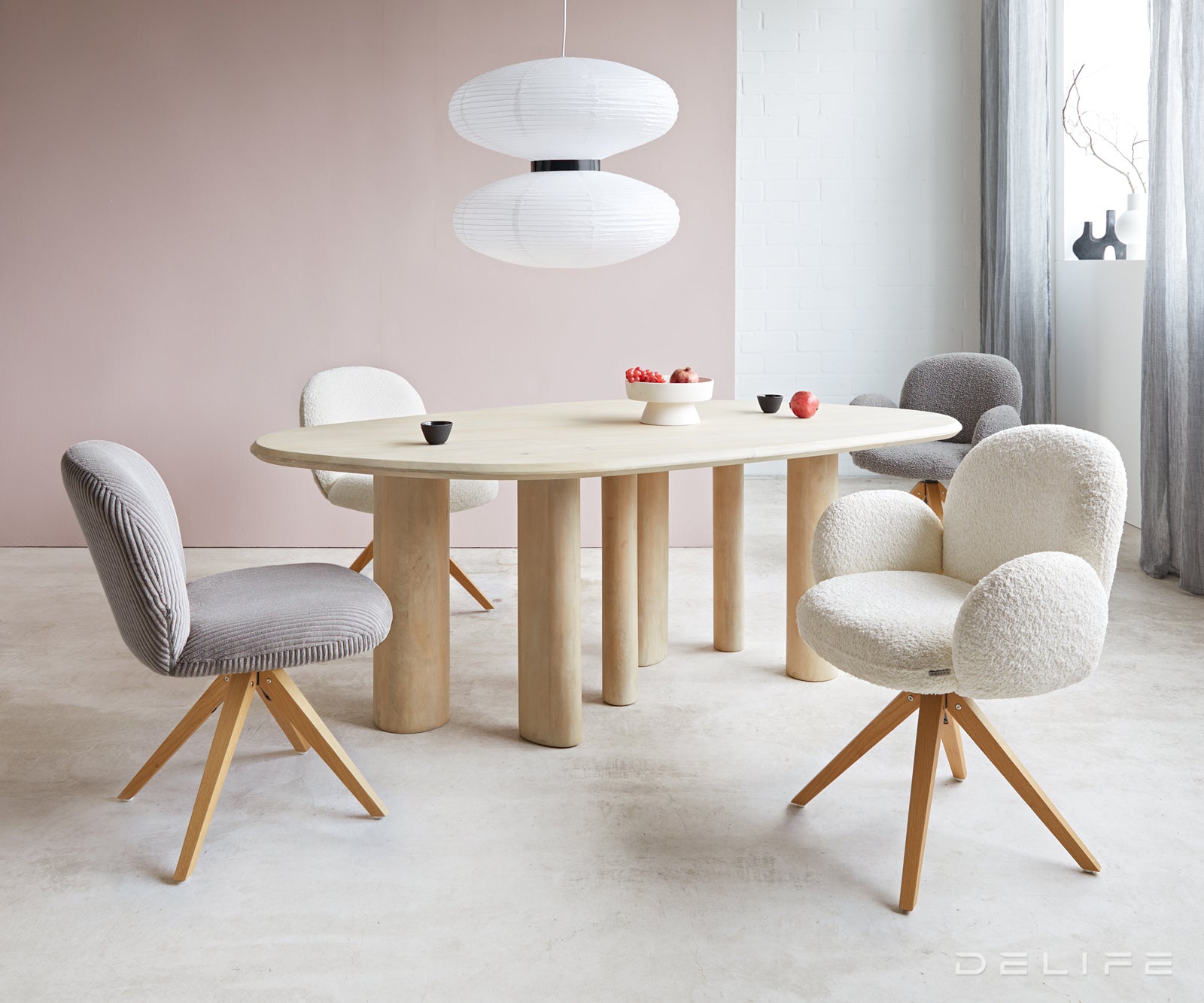 Blagovaonska stolica s rukonaslonom Nube, Materijal: Boucle
