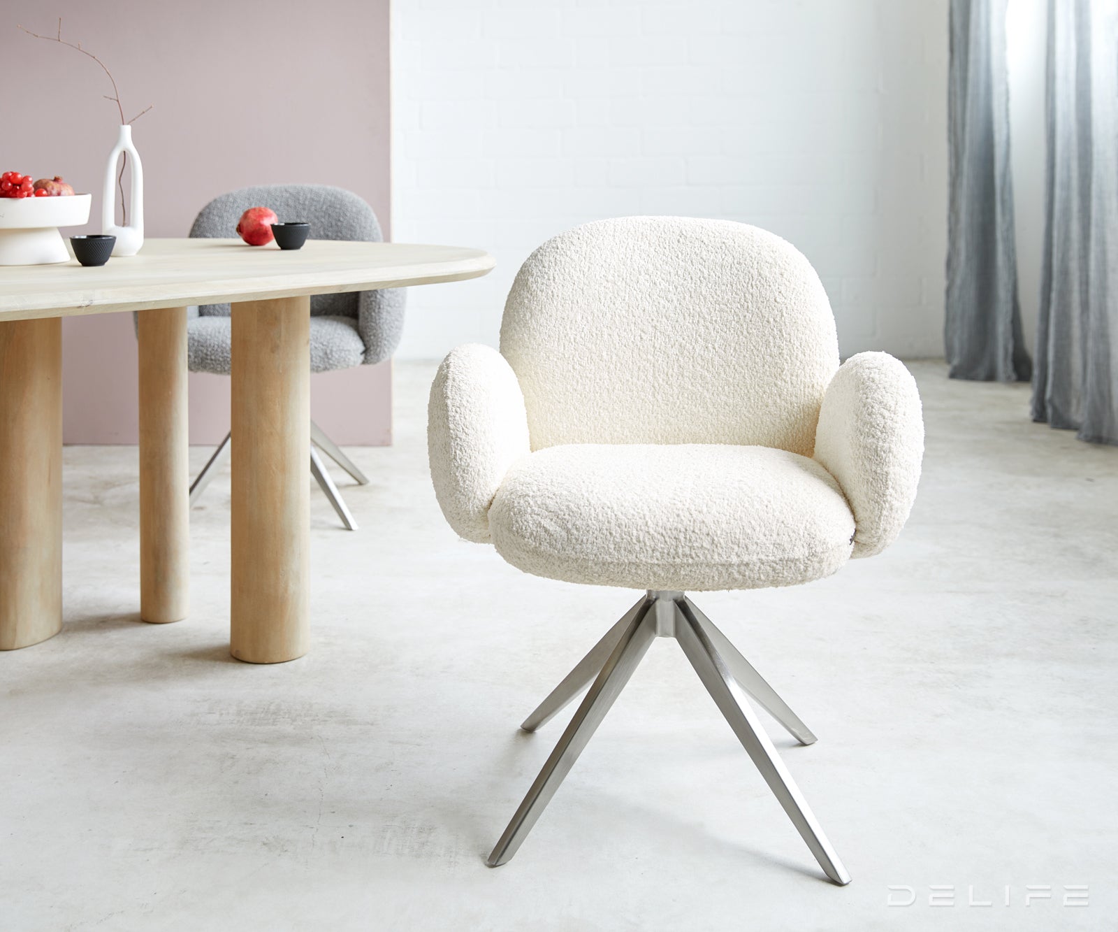 Blagovaonska stolica s rukonaslonom Nube, Materijal: Boucle