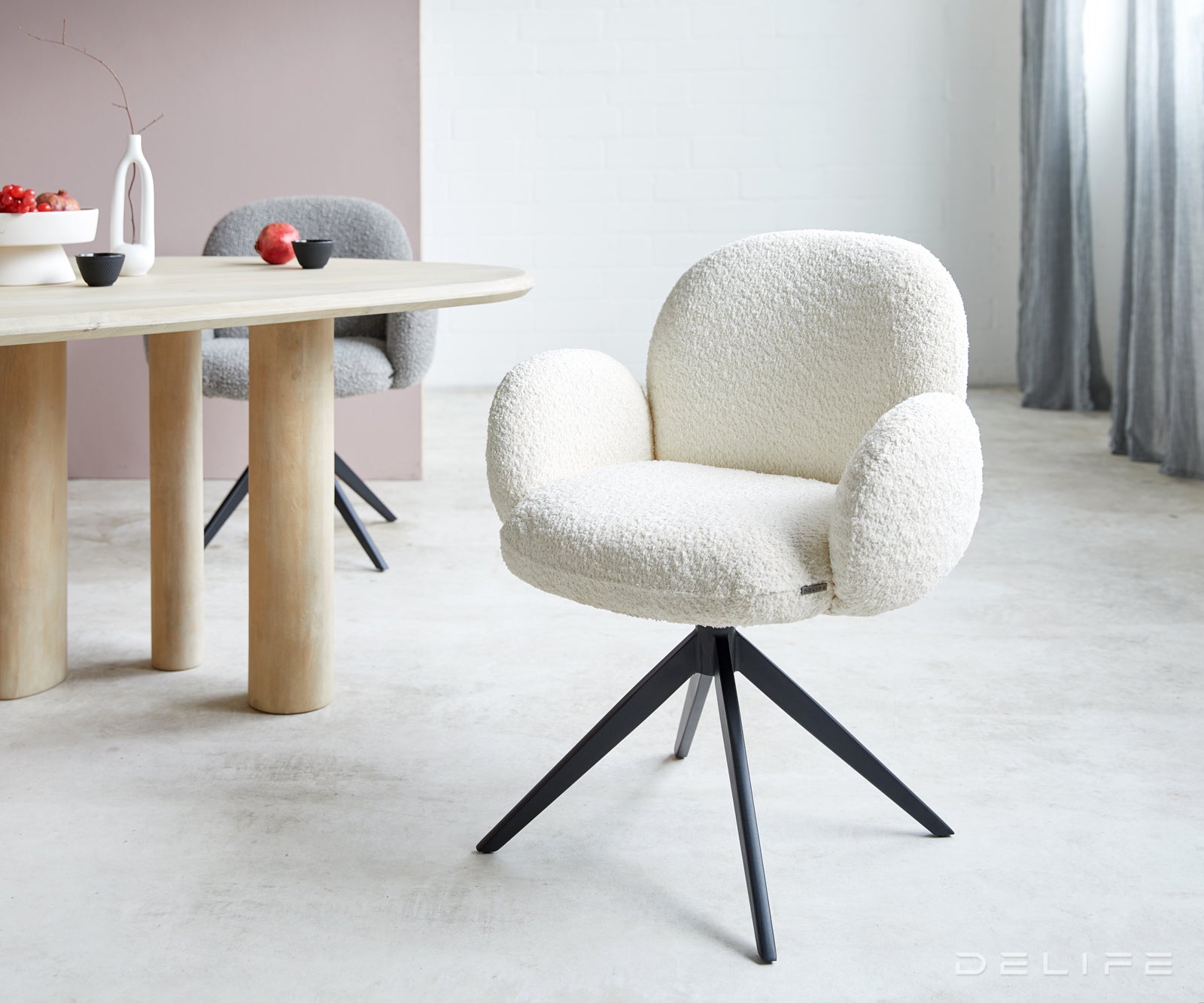 Blagovaonska stolica s rukonaslonom Nube, Materijal: Boucle