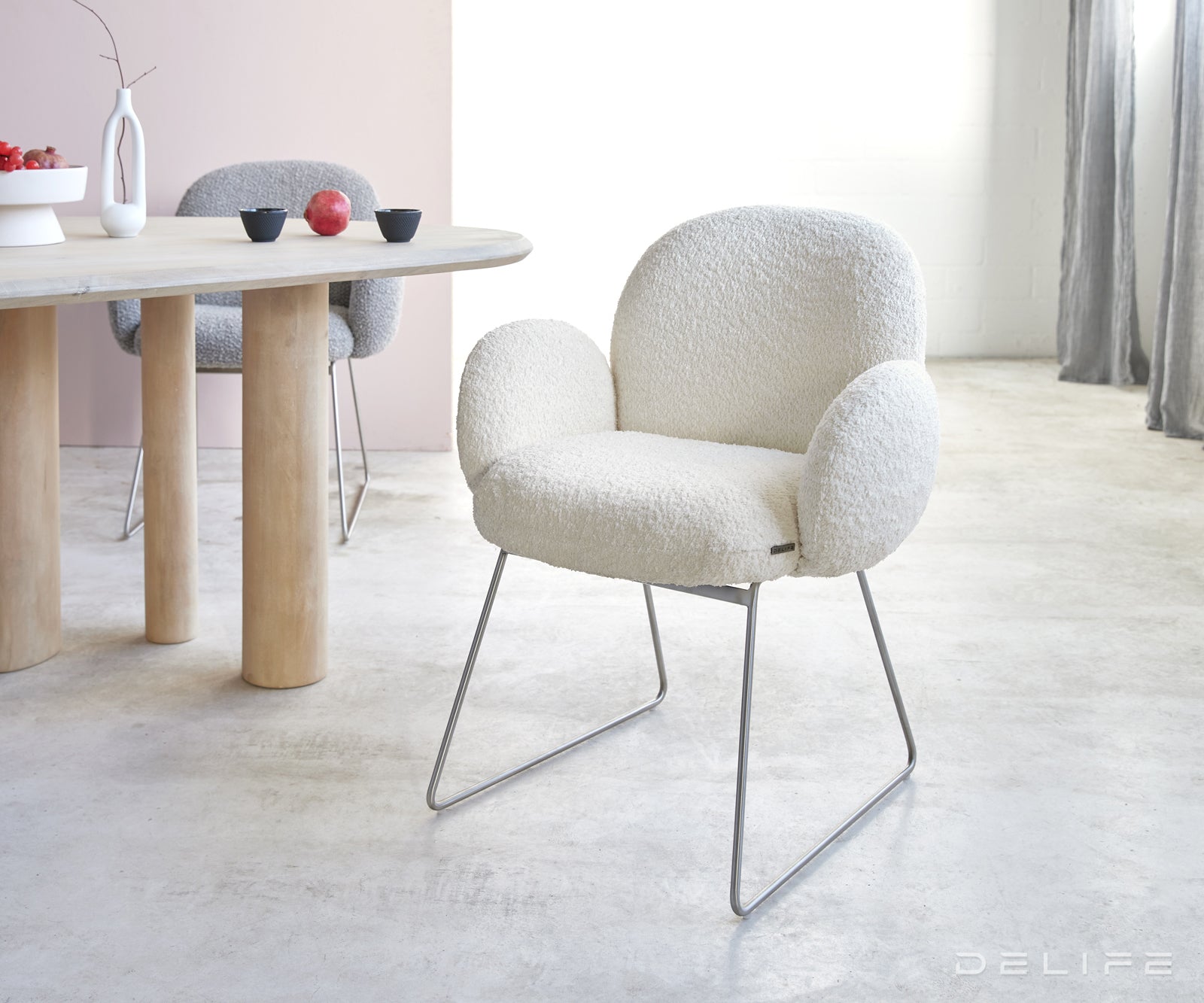 Blagovaonska stolica s rukonaslonom Nube, Materijal: Boucle