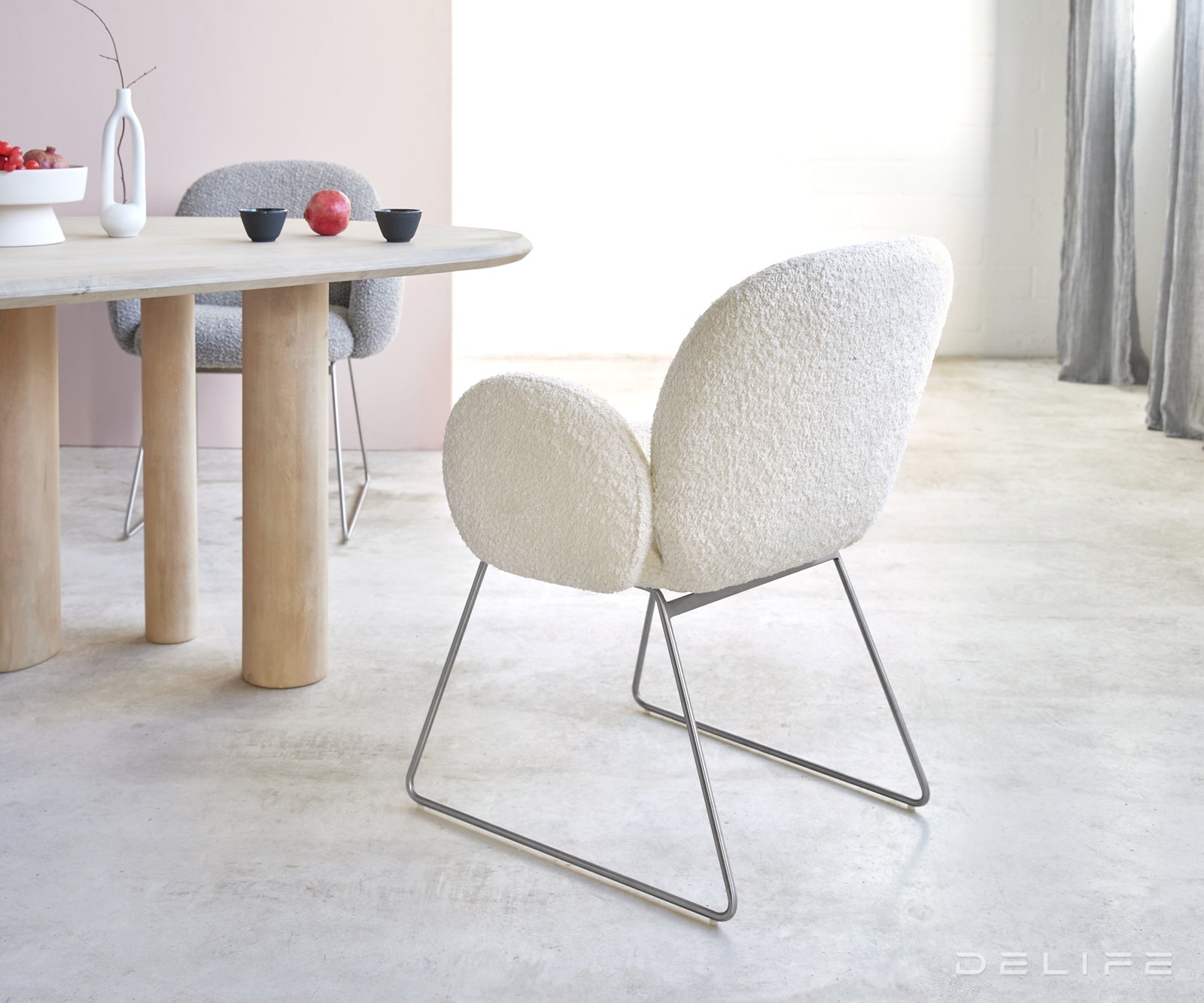 Blagovaonska stolica s rukonaslonom Nube, Materijal: Boucle