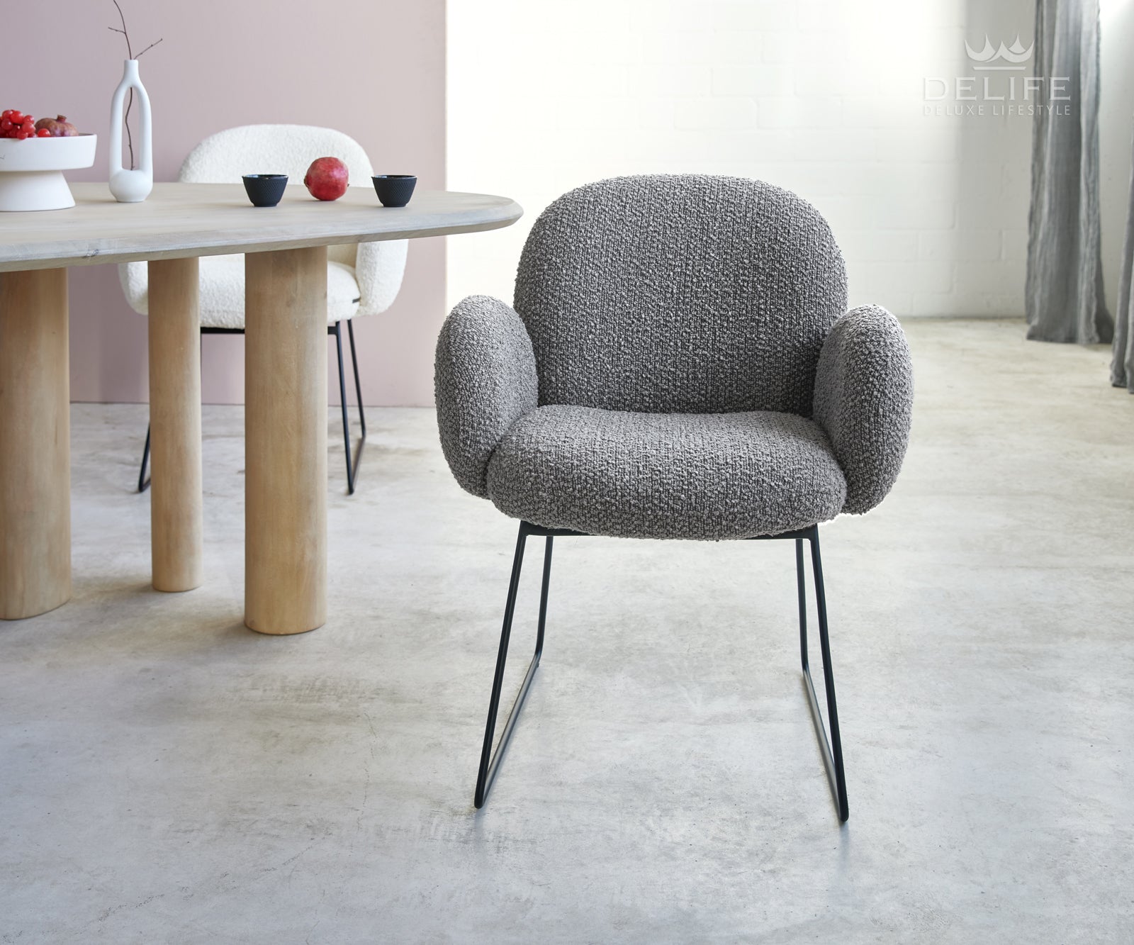 Blagovaonska stolica s rukonaslonom Nube, Materijal: Boucle