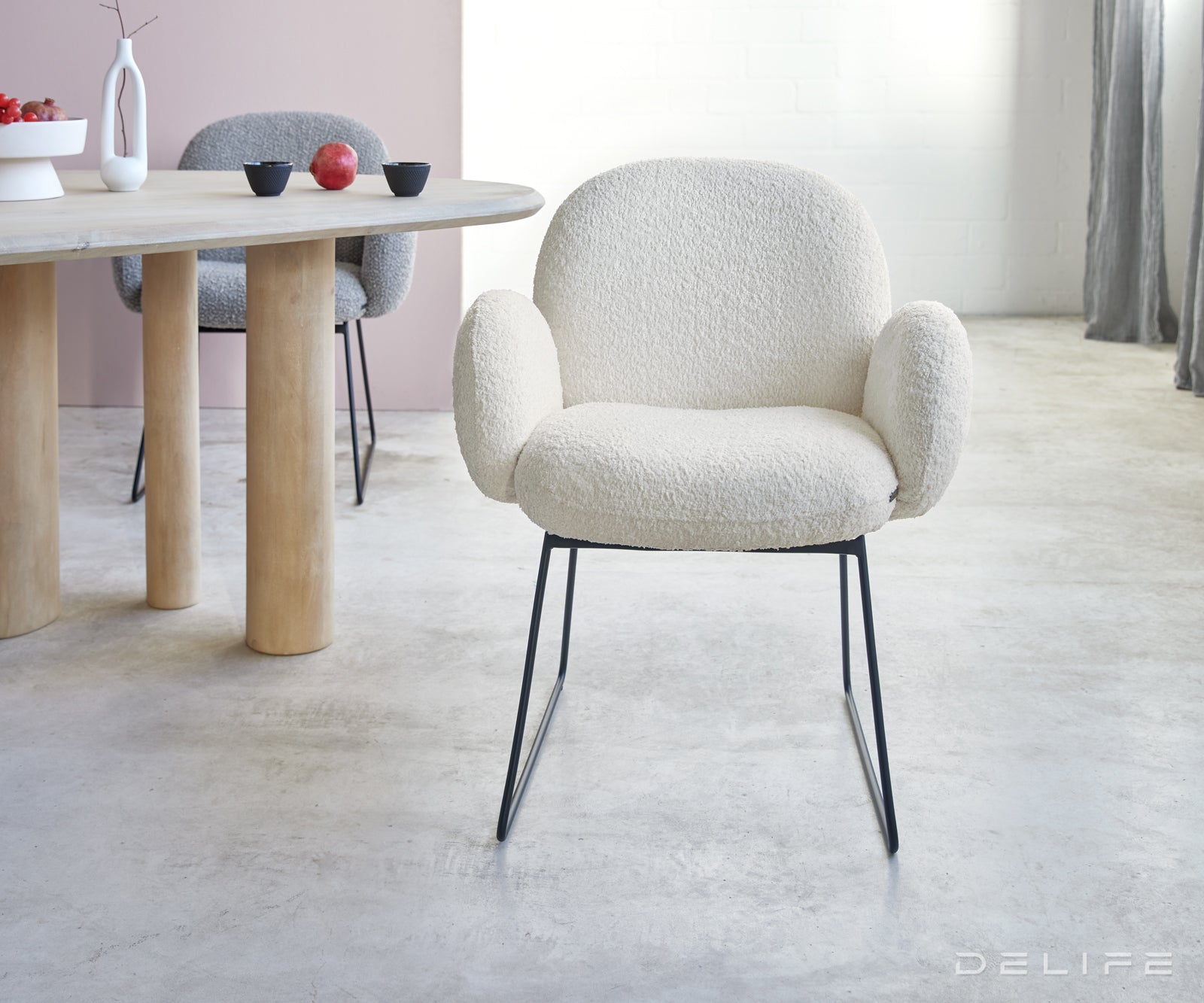 Blagovaonska stolica s rukonaslonom Nube, Materijal: Boucle