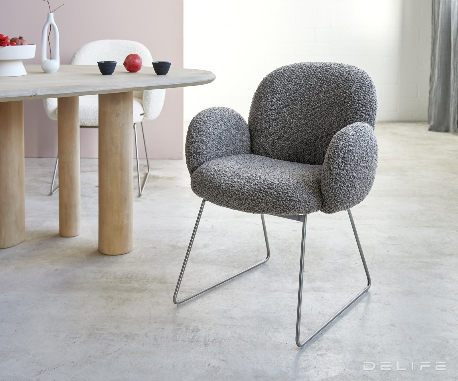 Blagovaonska stolica s rukonaslonom Nube, Materijal: Boucle