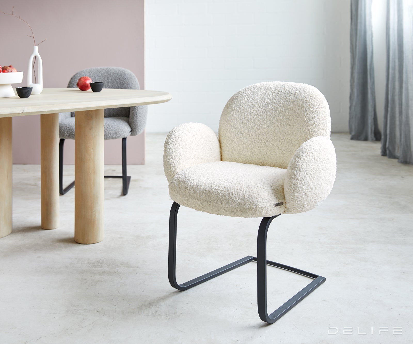 Blagovaonska stolica s rukonaslonom Nube, Materijal: Boucle