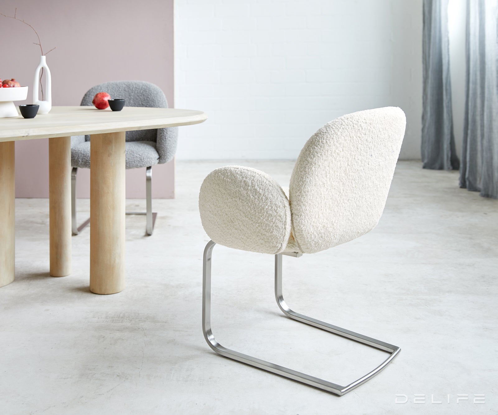 Blagovaonska stolica s rukonaslonom Nube, Materijal: Boucle
